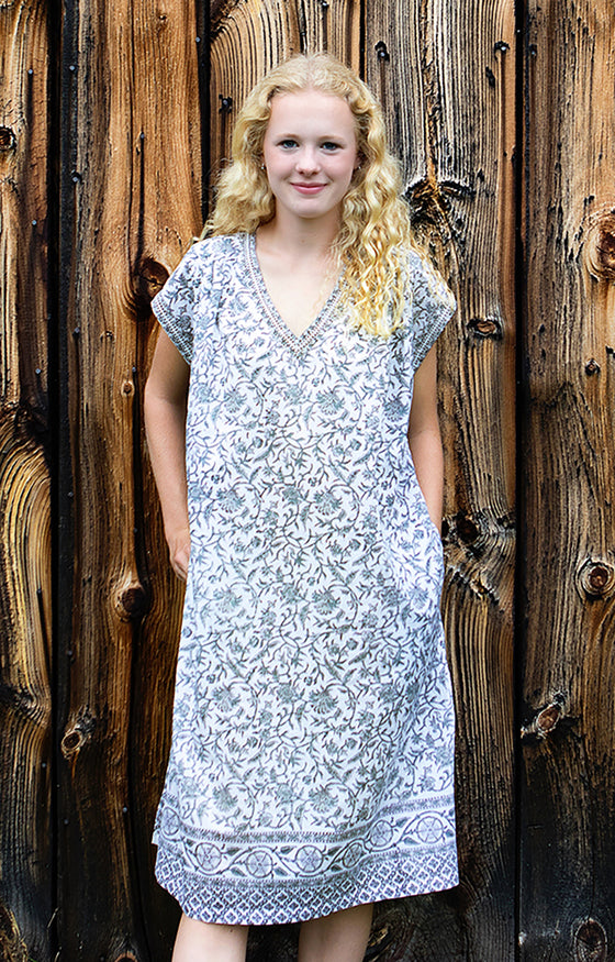 Nightie in Grey Vines