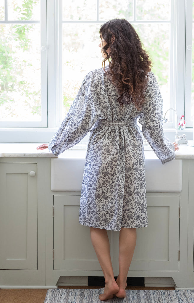 Short Kimono in Grey Vines