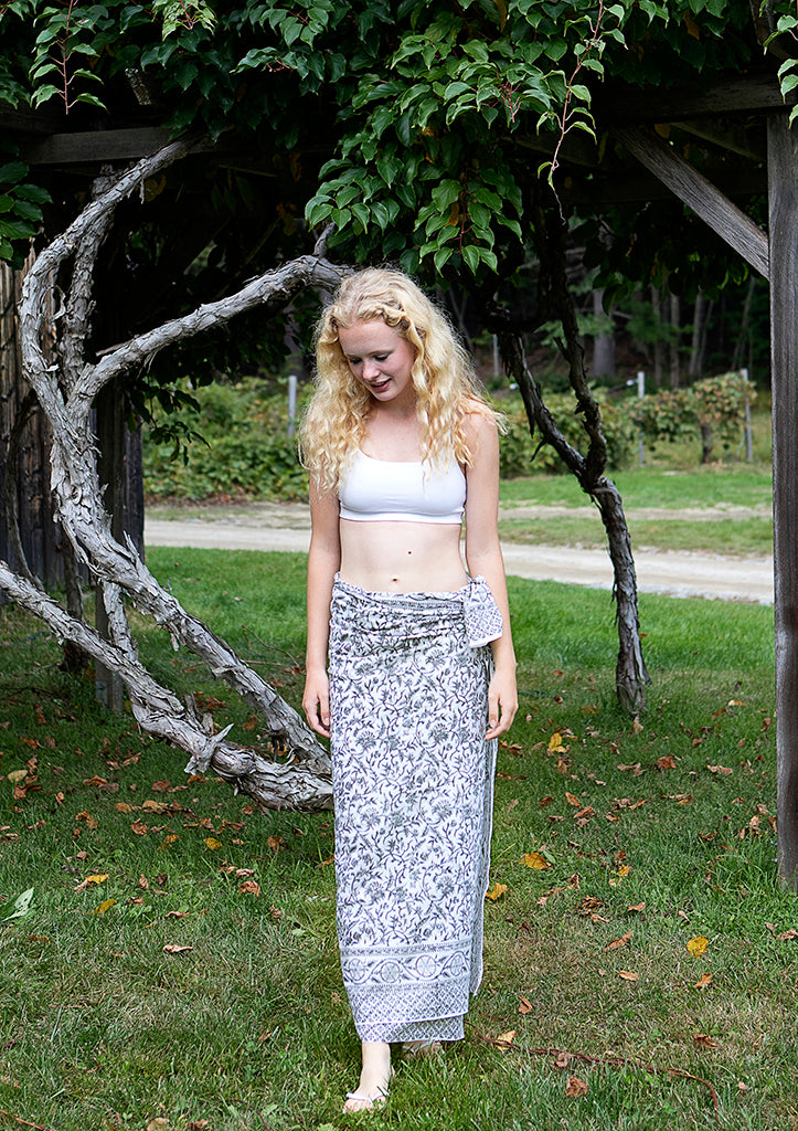 Sarong in Grey Vines