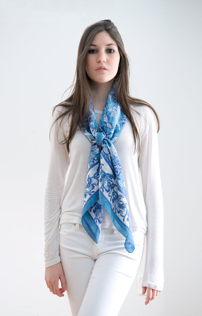 Scarf in Denim Lilies